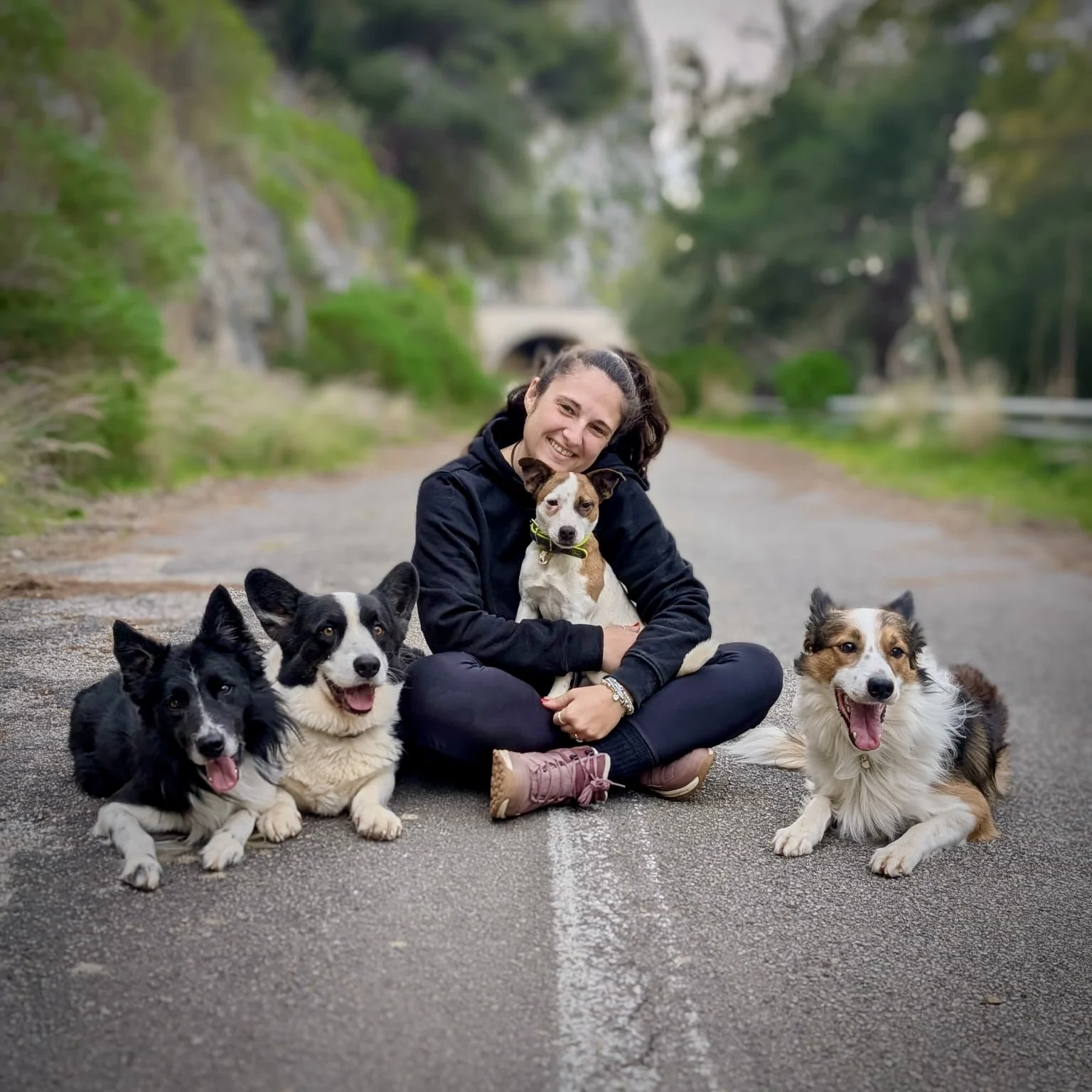 Lavinia seduta all’aperto insieme ai suoi cani